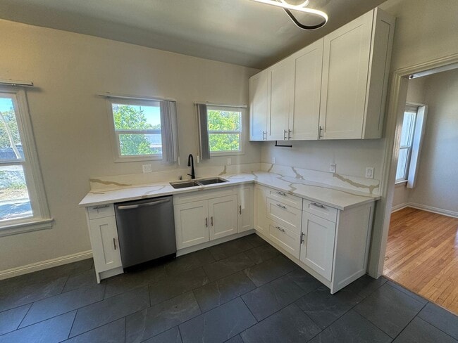 Building Photo - 467 N Orange Grove Ave