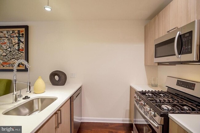 Building Photo - 1346 Nicholson St NW