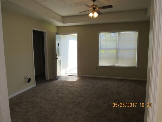 Building Photo - Home In Blue Pool