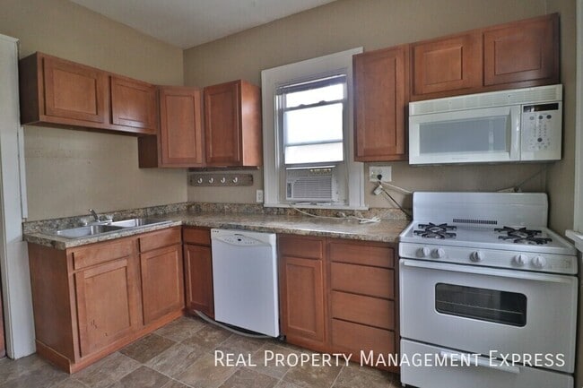 Building Photo - Beautiful 3 bedroom 2 bathroom home near d...