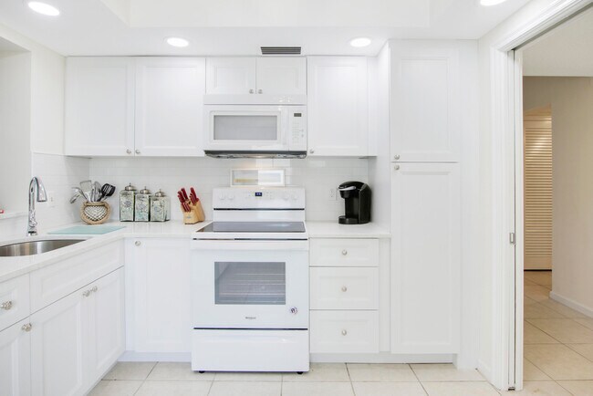 Building Photo - 325 S Beach Rd