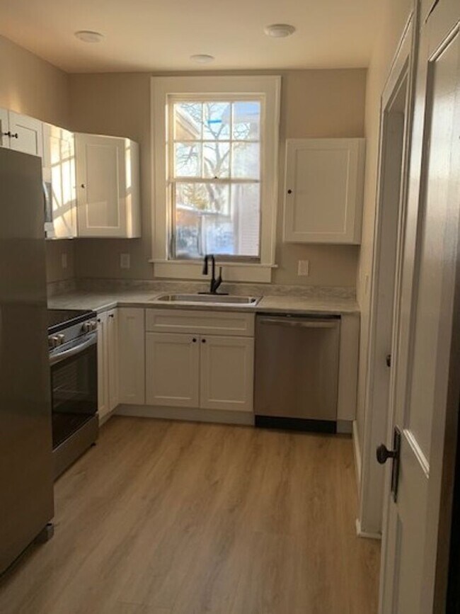 Foto del edificio - Spacious 5-Bedroom, 2-Bath Home with Class...