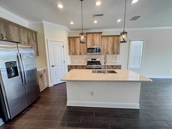 Foto del edificio - Nearly new 3 bedroom 2 bath home with an a...