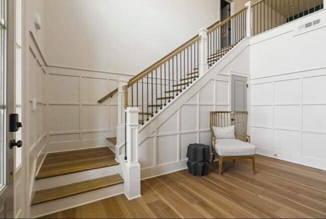 Foto del edificio - Luxurious 5 Bedroom, 3 Bathroom Home in Mc...