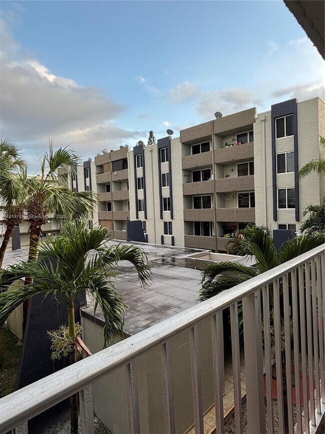 Foto del edificio - 10000 NW 80th Ct