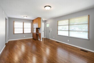 Building Photo - 1817 Elaine Dr