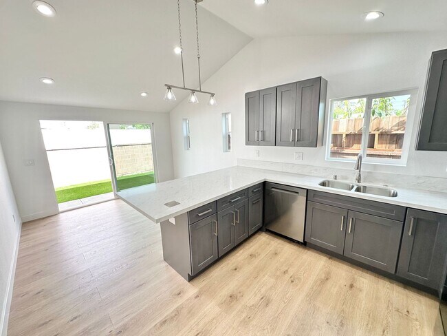 Foto del edificio - Stylishly Remodeled 2BD/1.5BA with Private Yard & In-Unit Laundry