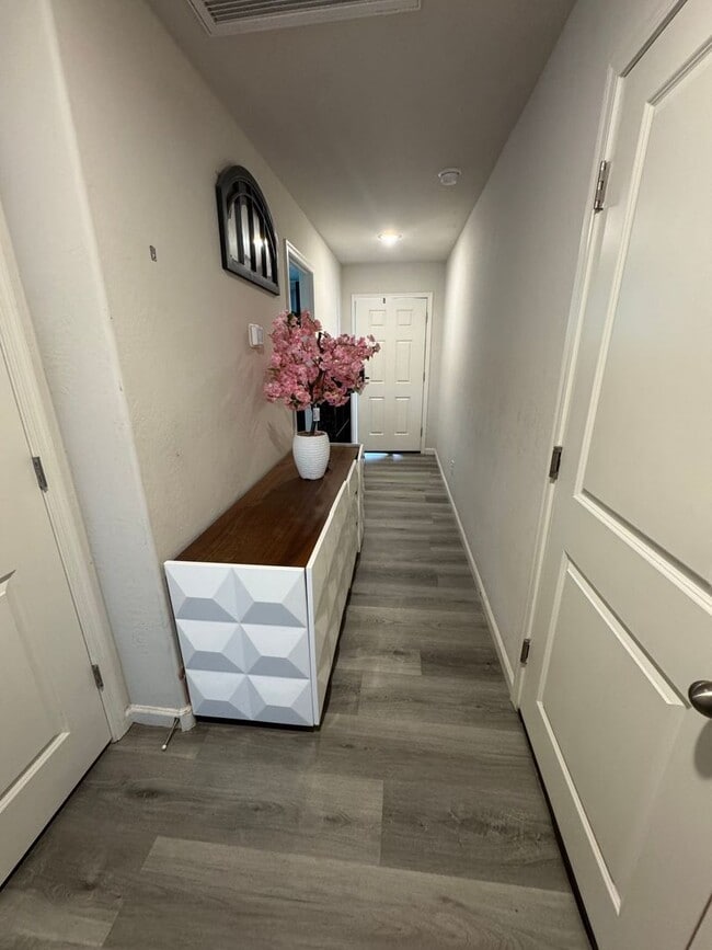 Building Photo - 470 Reizen Dr