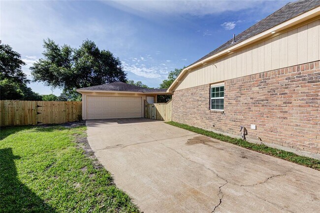 Foto del edificio - 3223 Cherry Hills Dr