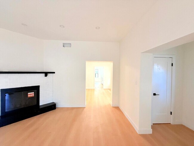 Foto del edificio - 6130 Whitsett Ave