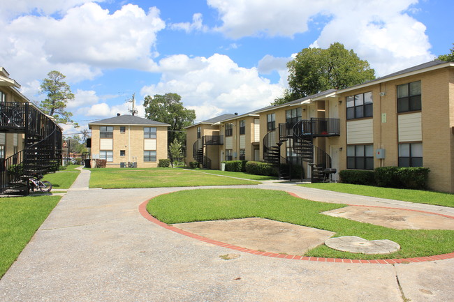 Courtyard area - Southmore Apartments