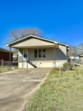 Building Photo - 903 Rose Ave