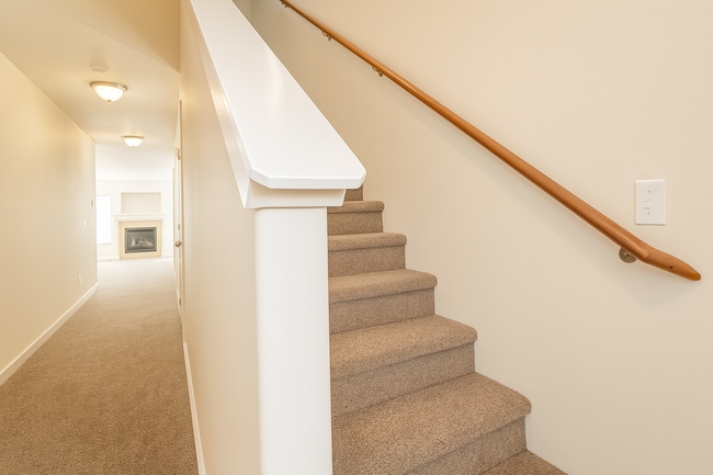 Building Photo - Gorgeous 3x2.5 duplex unit with a fenced b...