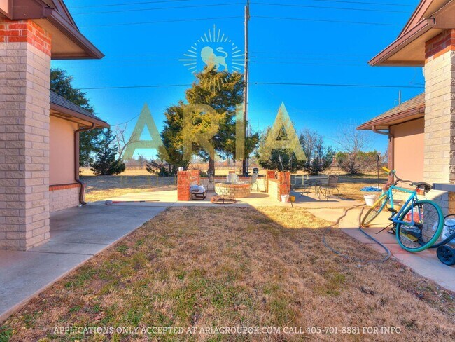 Building Photo - Spacious 4 Bed 2 Bath Near Campus!!