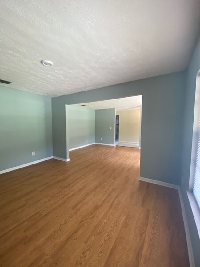 Building Photo - Brandon home available soon!