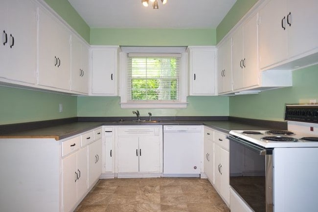 Building Photo - Fantastic Fisk