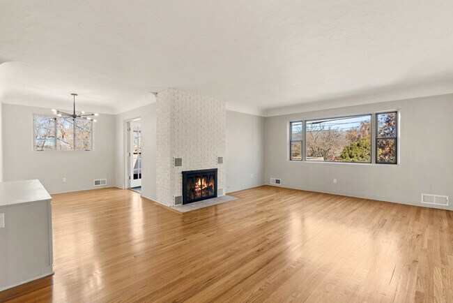 Building Photo - Fully Remodeled Charmer!