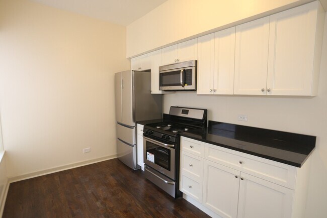 Building Photo - 1315 W Leland Ave