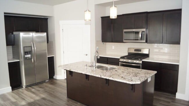 Building Photo - Don't Miss Out On This Five Mile Area 3 Be...