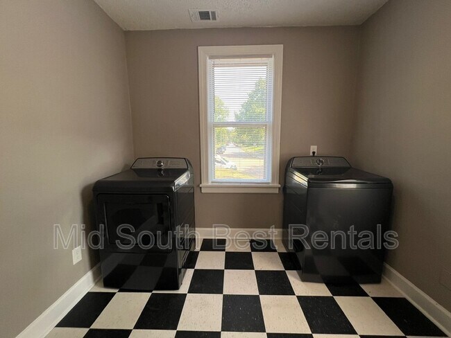 Foto del edificio - 711 N McLean Blvd