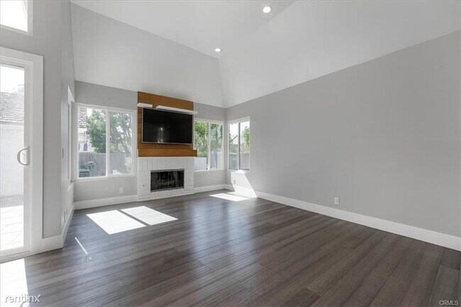 Building Photo - 3 br, 2 bath Condo - 100 E Yale Loop