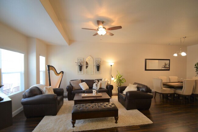 Foto del edificio - Beatiful townhome available NOW! Rental rate $2,000