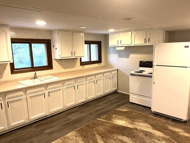 Building Photo - 503 Elm St