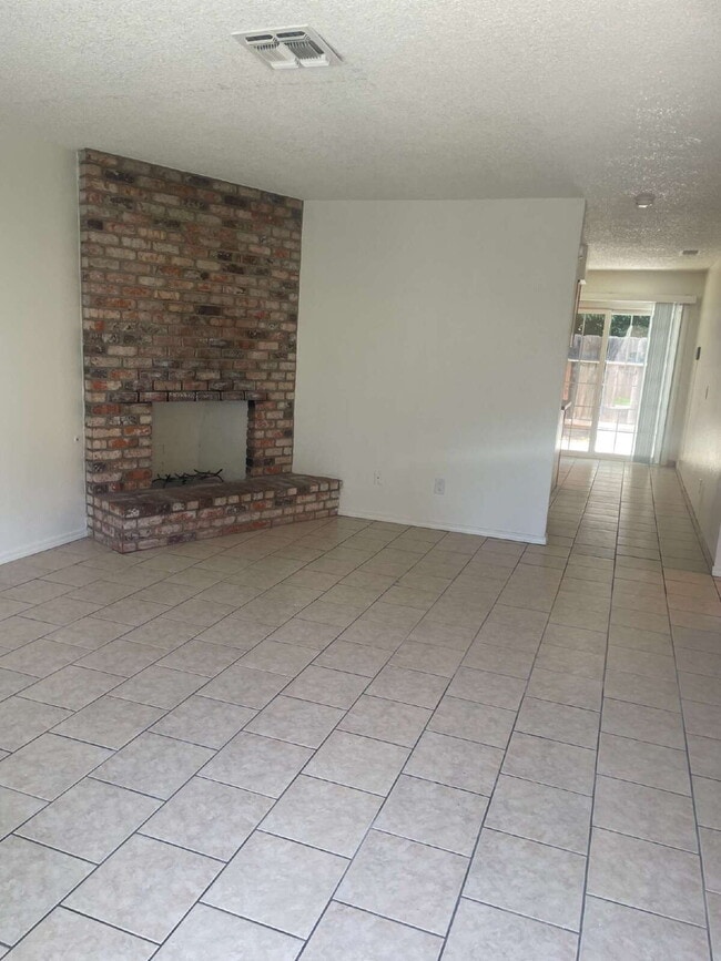 Building Photo - Move in Special! "$200 of 1st months rent"  Cozy 2 Bedroom Apartment in N Merced