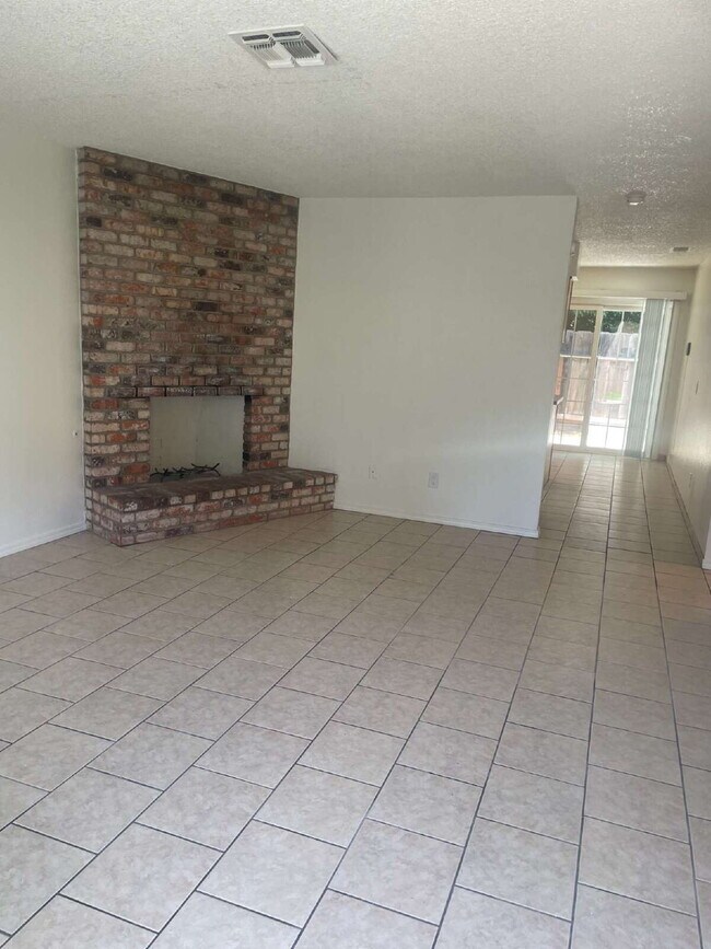 Foto del edificio - Move in Special! "$200 of 1st months rent"  Cozy 2 Bedroom Apartment in N Merced