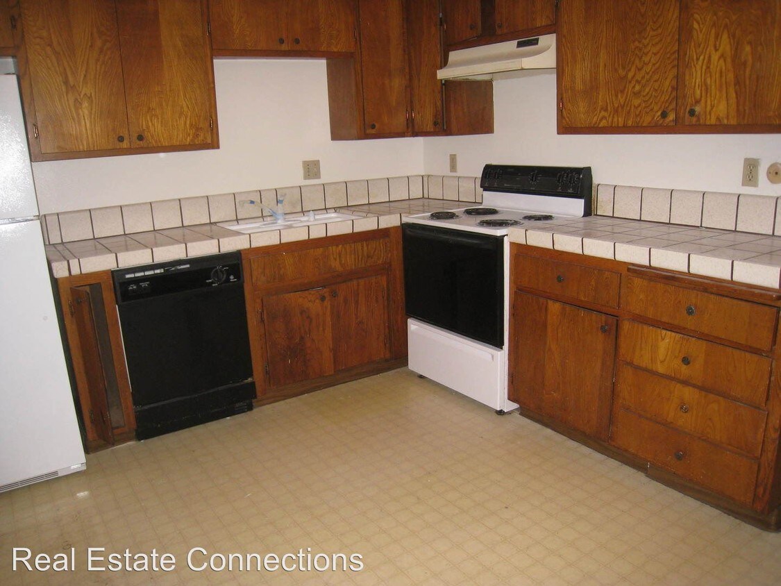 Building Photo - 235 Echo Ave