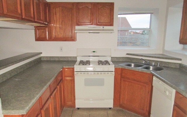 Building Photo - 14569 Desierto Lindo Ave