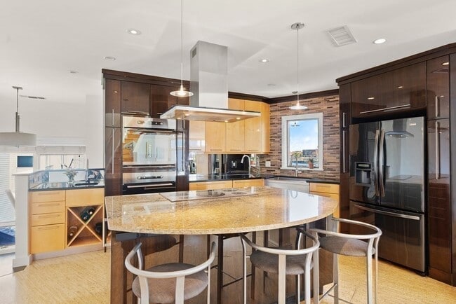 Building Photo - 3 Pier 7