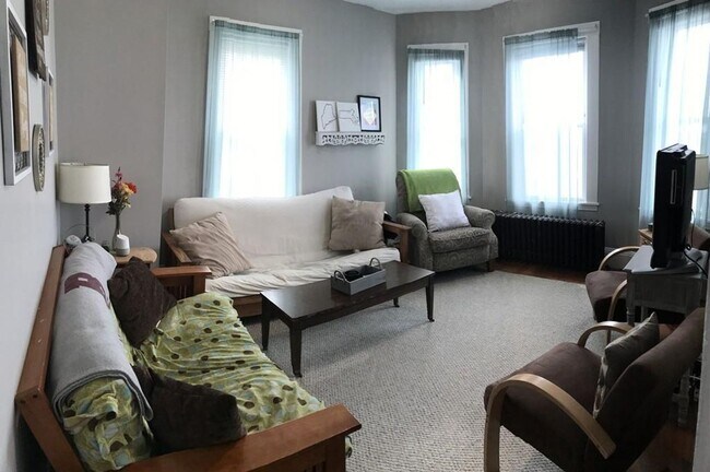 Building Photo - HOT MISSION HILL LISTING!!!