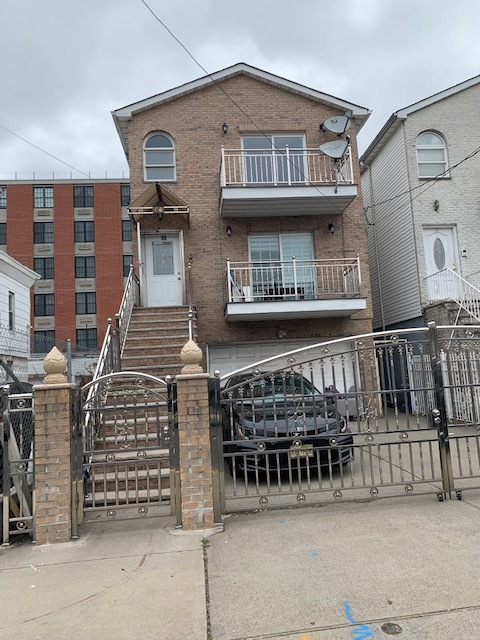 Primary Photo - 16 Pollock Ave