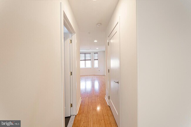 Building Photo - 943 S 3rd St