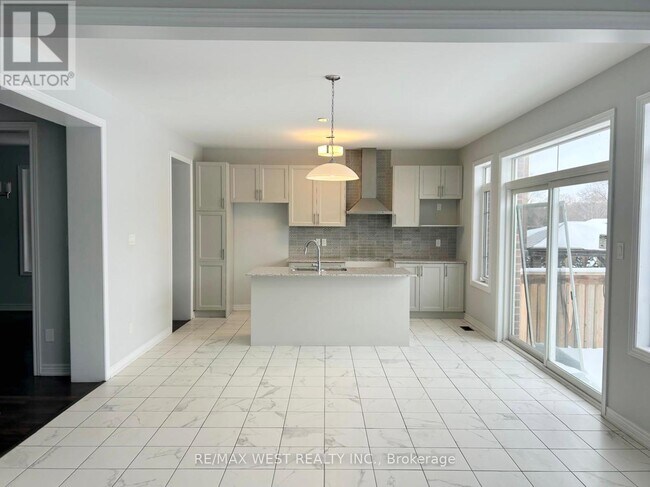 Building Photo - 5 Drake Ave