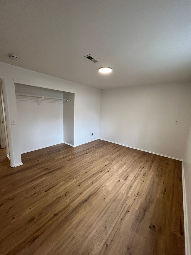 Building Photo - Newly remodeled 3-Bedroom, 1-Bathroom Dupl...