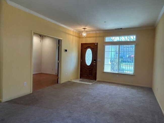 Foto del edificio - Lovely 4 Bedroom, 2 Bath Home in Elk Grove