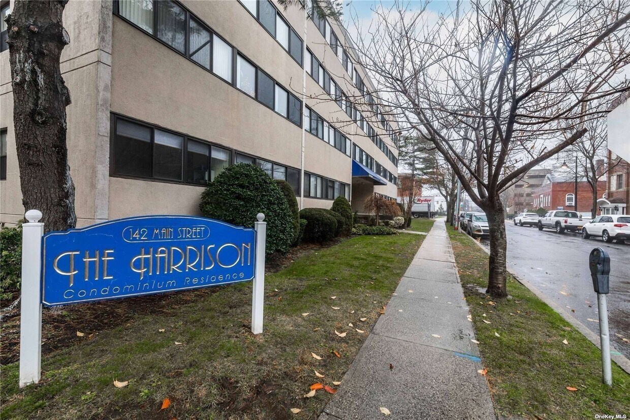 142 Main St Unit 4A, Mineola, NY 11501 Condo for Rent in Mineola, NY