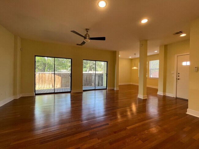 Foto del edificio - 5bed/3bath house in North Campus