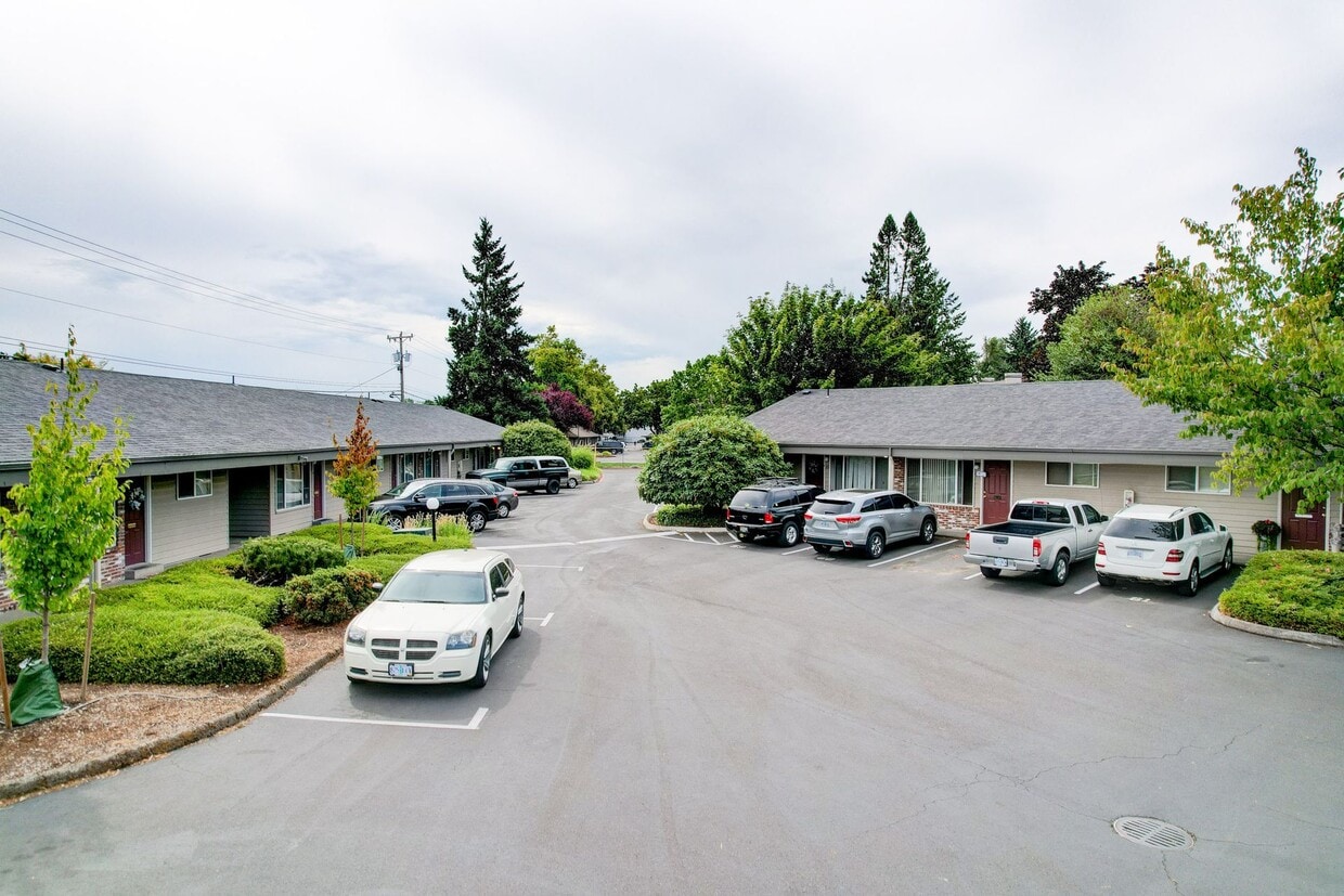 Primary Photo - Spacious single-level, garden style 2 bedr...