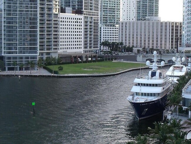 Foto del edificio - 325 S Biscayne Blvd