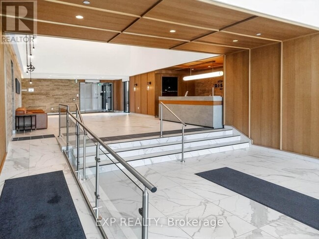 Photo du bâtiment - 2300 St Clair Ave W