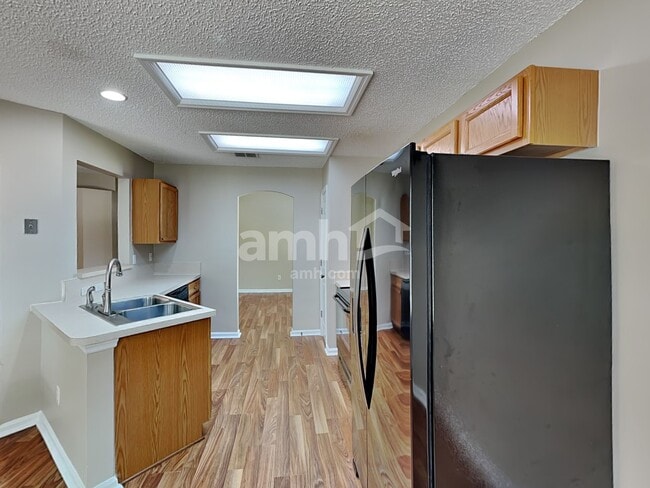 Building Photo - 220 Southlake Dr