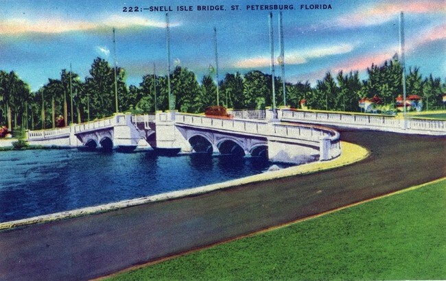 A unas pocas cuadras del puente de Snell Isle - 222 Snell Isle Blvd NE