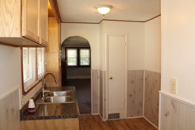 Building Photo - Sunny and renovated home (Open to Section 8)