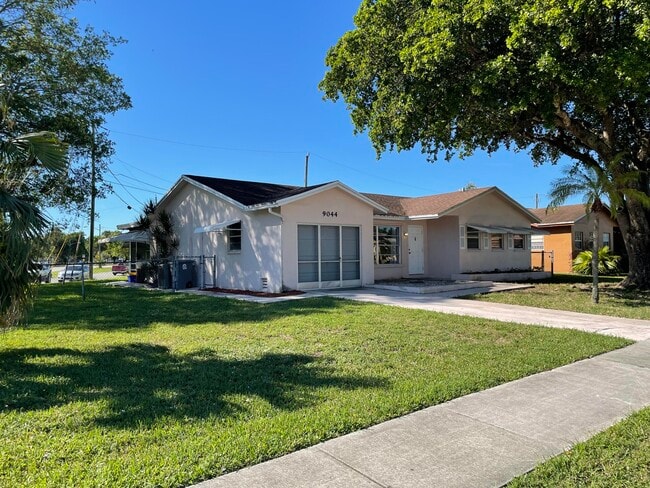 Building Photo - 9044 SW 1st Dr