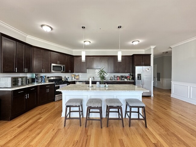 Building Photo - 520 N Western Ave