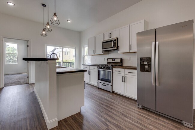 Foto del edificio - Available August - ABSOLUTELY STUNNING 4 BEDROOM / 3 BATHROOM BEAUTY IN ALLENTOWN! WITH CENTRAL A...