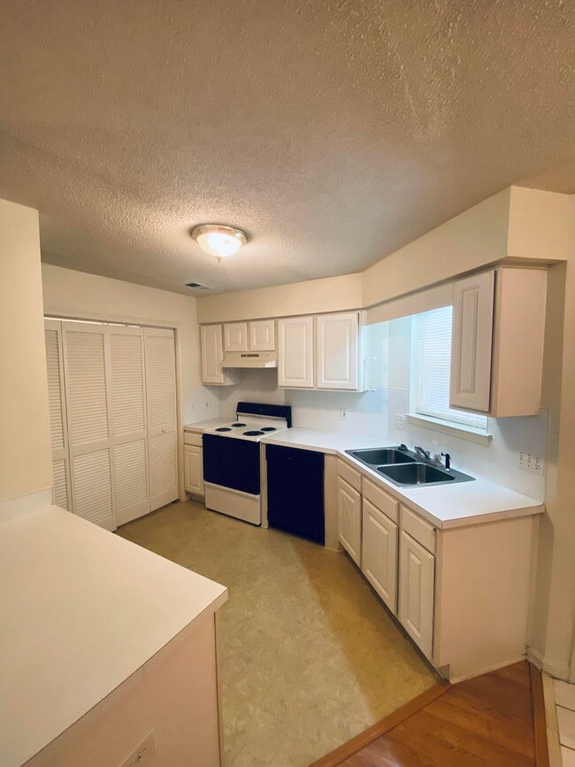 Building Photo - 2810 Mulberry Ln